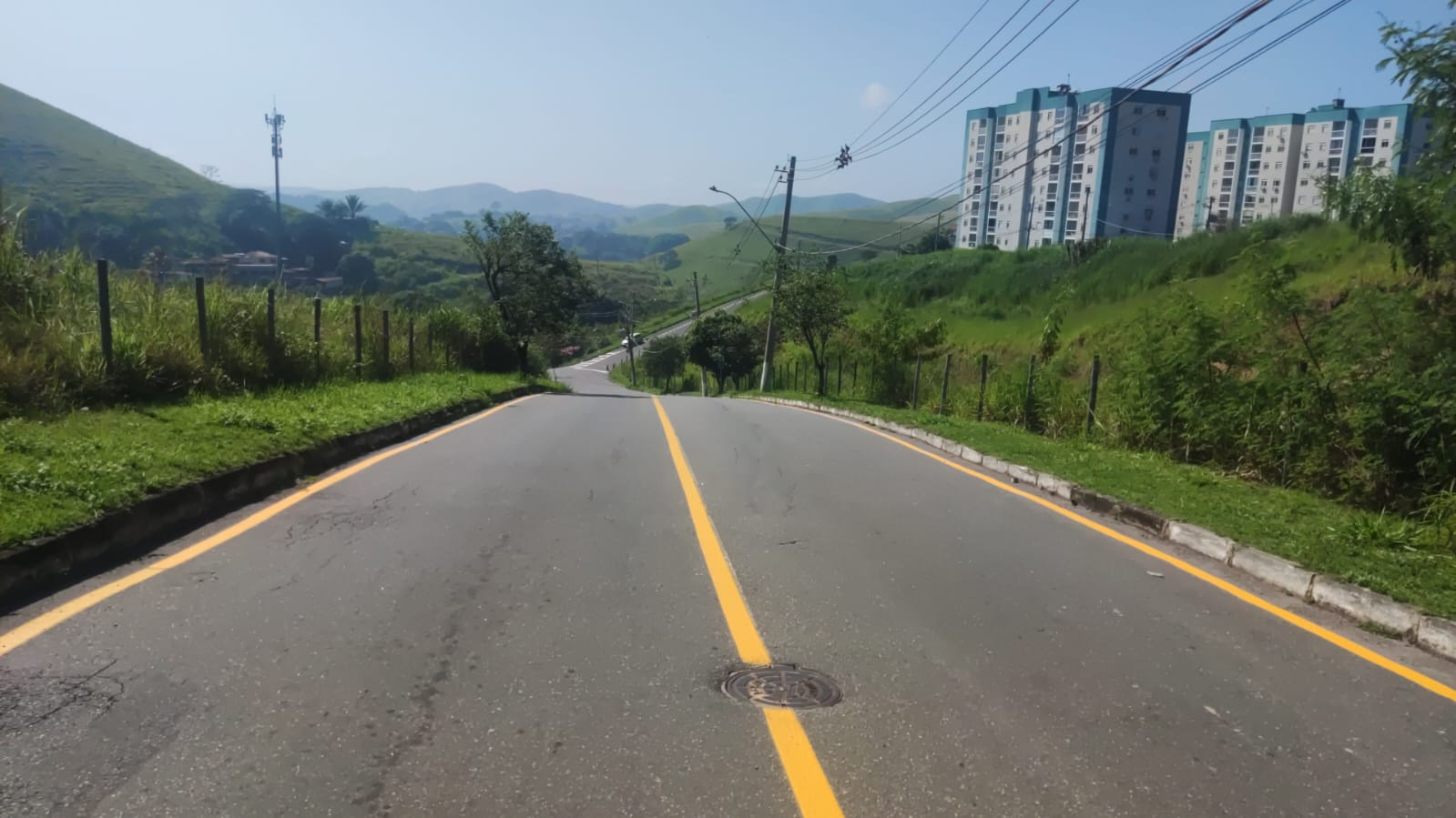 Acesso à Av. Paulo Erlei recebe melhorias de sinalização no bairro Água Limpa