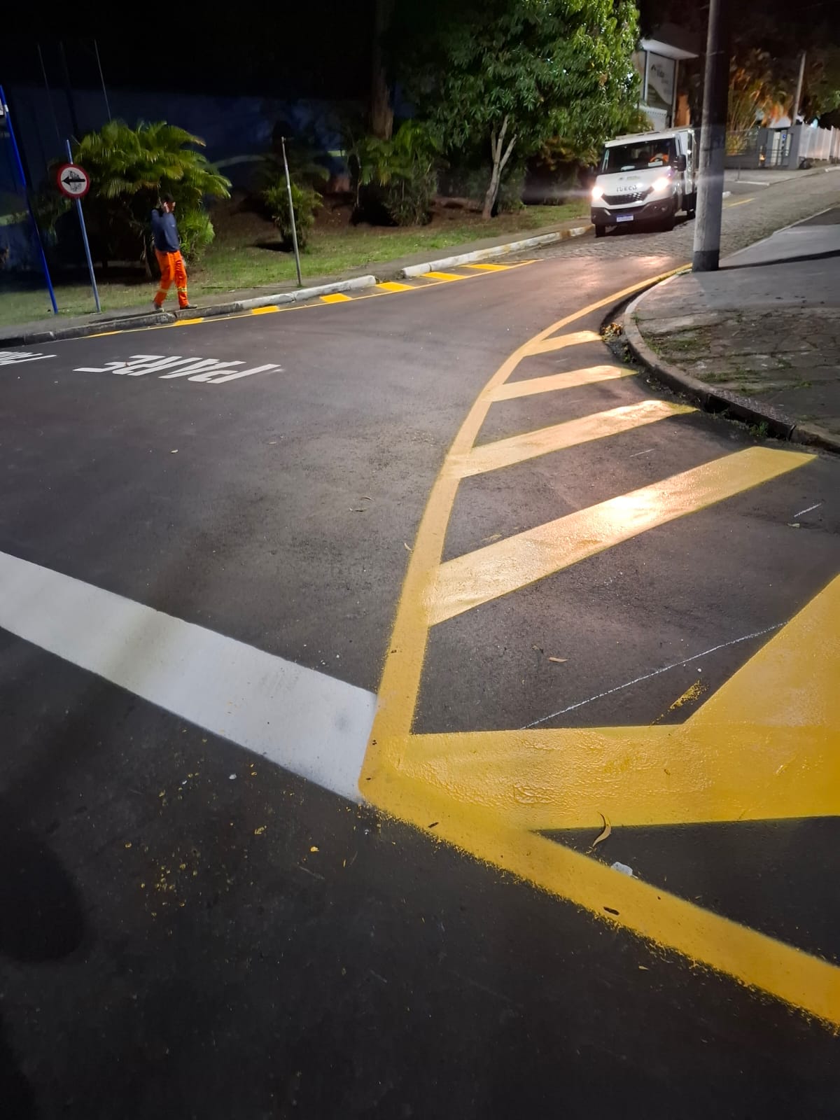 Equipe STMU realiza pintura de sinalização horizontal na Vila Santa Cecília