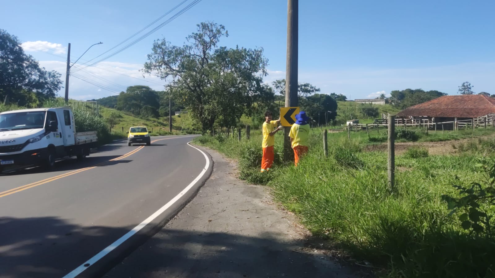 Estrada Francisco Vilela Arantes recebe nova sinalização vertical para reforço da segurança viária