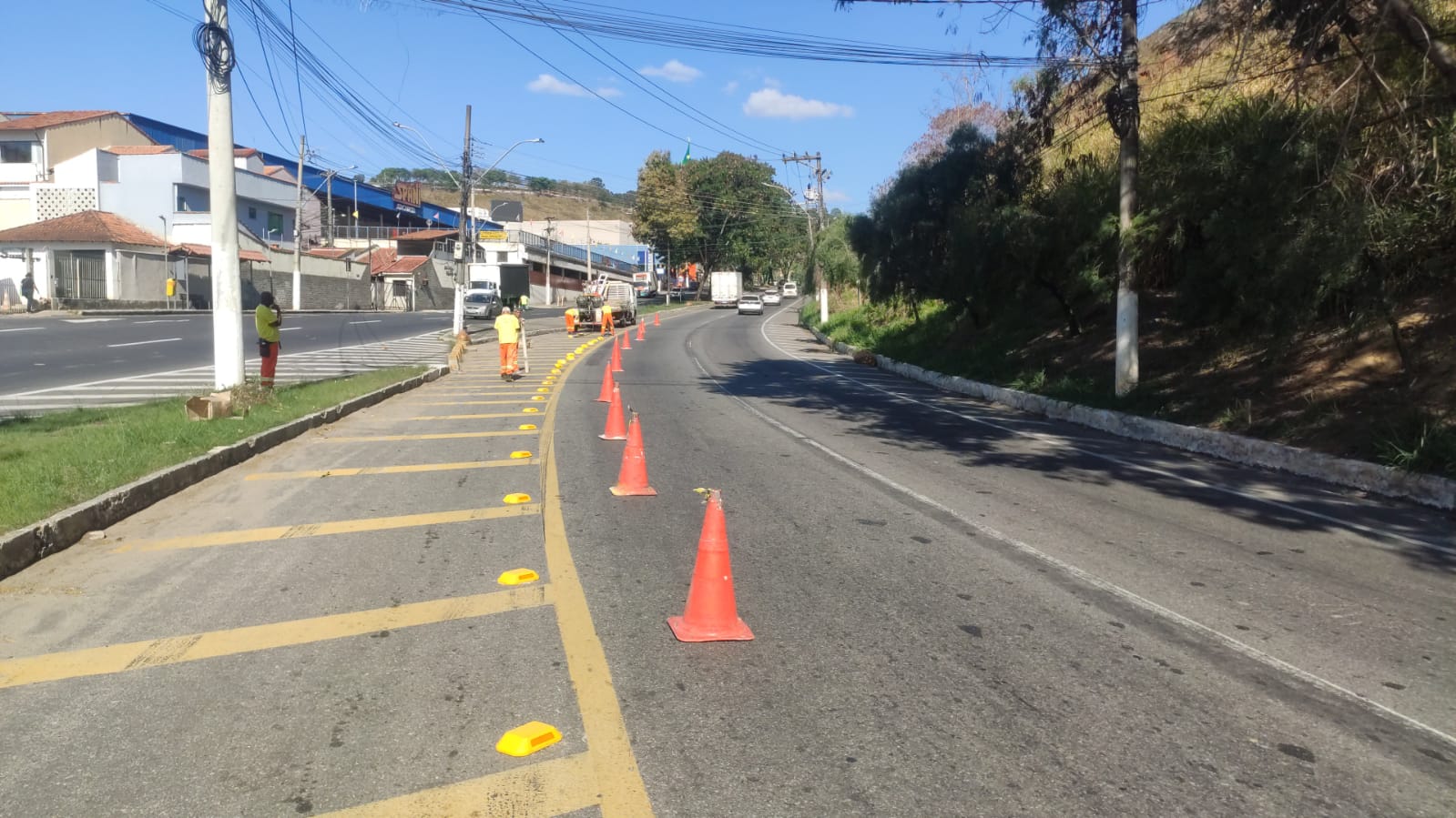 STMU implanta tachões na Rodovia dos Metalúrgicos para reforçar segurança viária